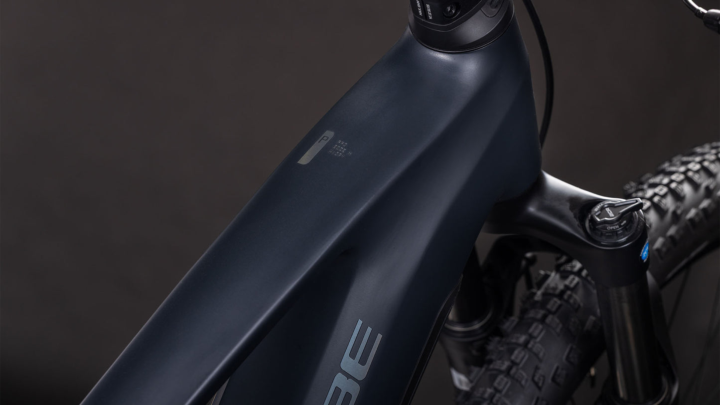 Nahaufnahme des mattschwarzen CUBE Stereo Hybrid ONE22 Pro 800 night'n'chrome 2026-Rahmens. Hervorzuheben sind das Oberrohr, die Federgabel und ein Teil der Stollenreifen - perfekt für ein E-Mountainbike mit Bosch CX-Antrieb.