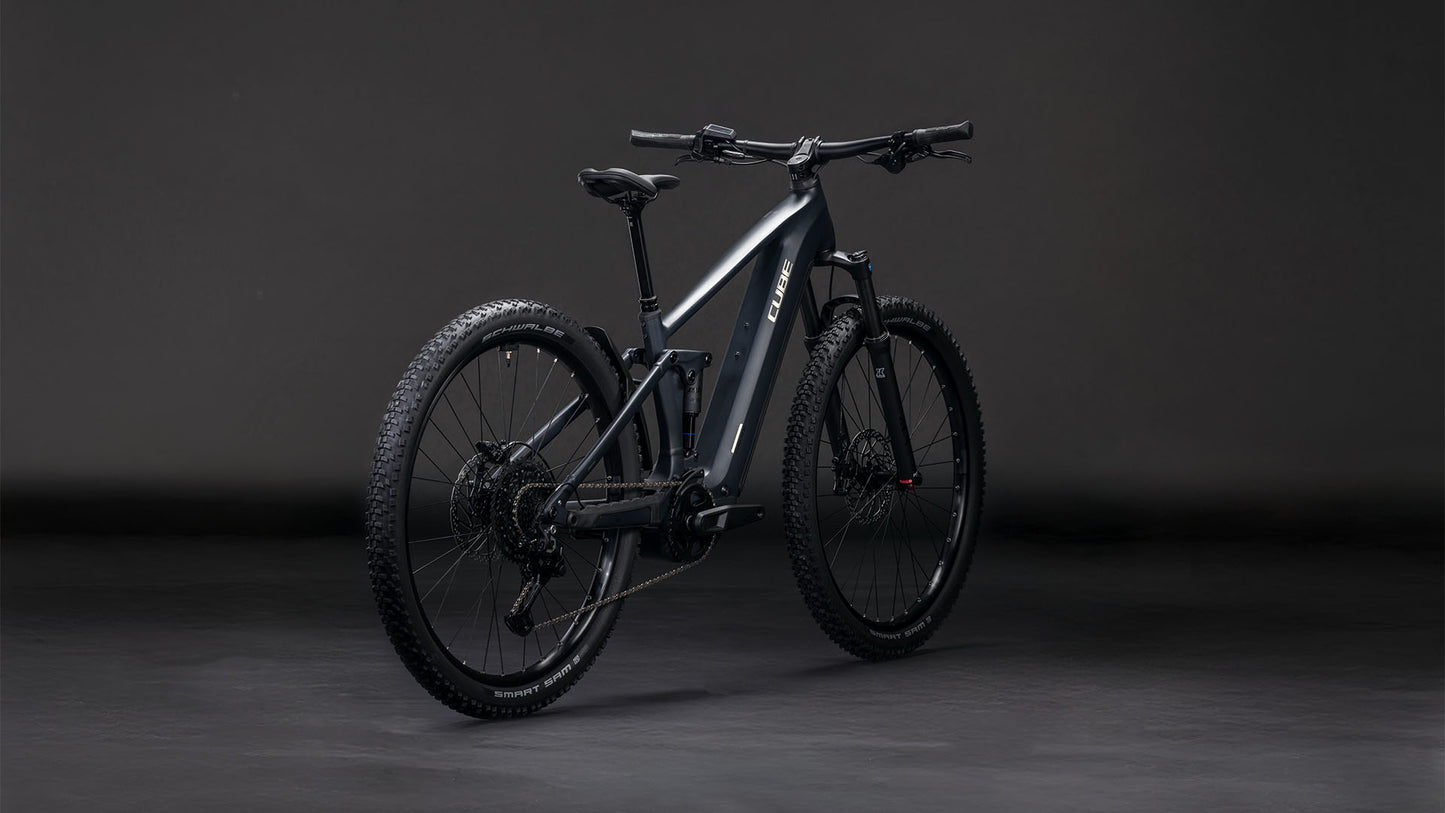 Das CUBE Stereo Hybrid ONE22 Pro 800 night'n'chrome 2026 Mountainbike verfügt über einen schwarz-verchromten Rahmen, robuste Reifen, eine fortschrittliche Kinematik-Federung und ein kantiges Design, das auf einem dunklen, nahtlosen Hintergrund dargestellt wird.