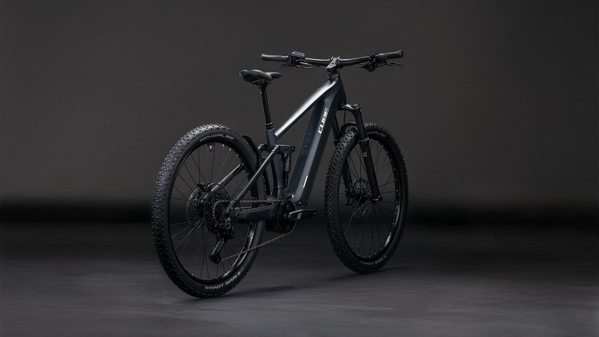Das CUBE Stereo Hybrid ONE22 Pro 800 night'n'chrome 2026 Mountainbike verfügt über einen schwarz-verchromten Rahmen, robuste Reifen, eine fortschrittliche Kinematik-Federung und ein kantiges Design, das auf einem dunklen, nahtlosen Hintergrund dargestellt wird.