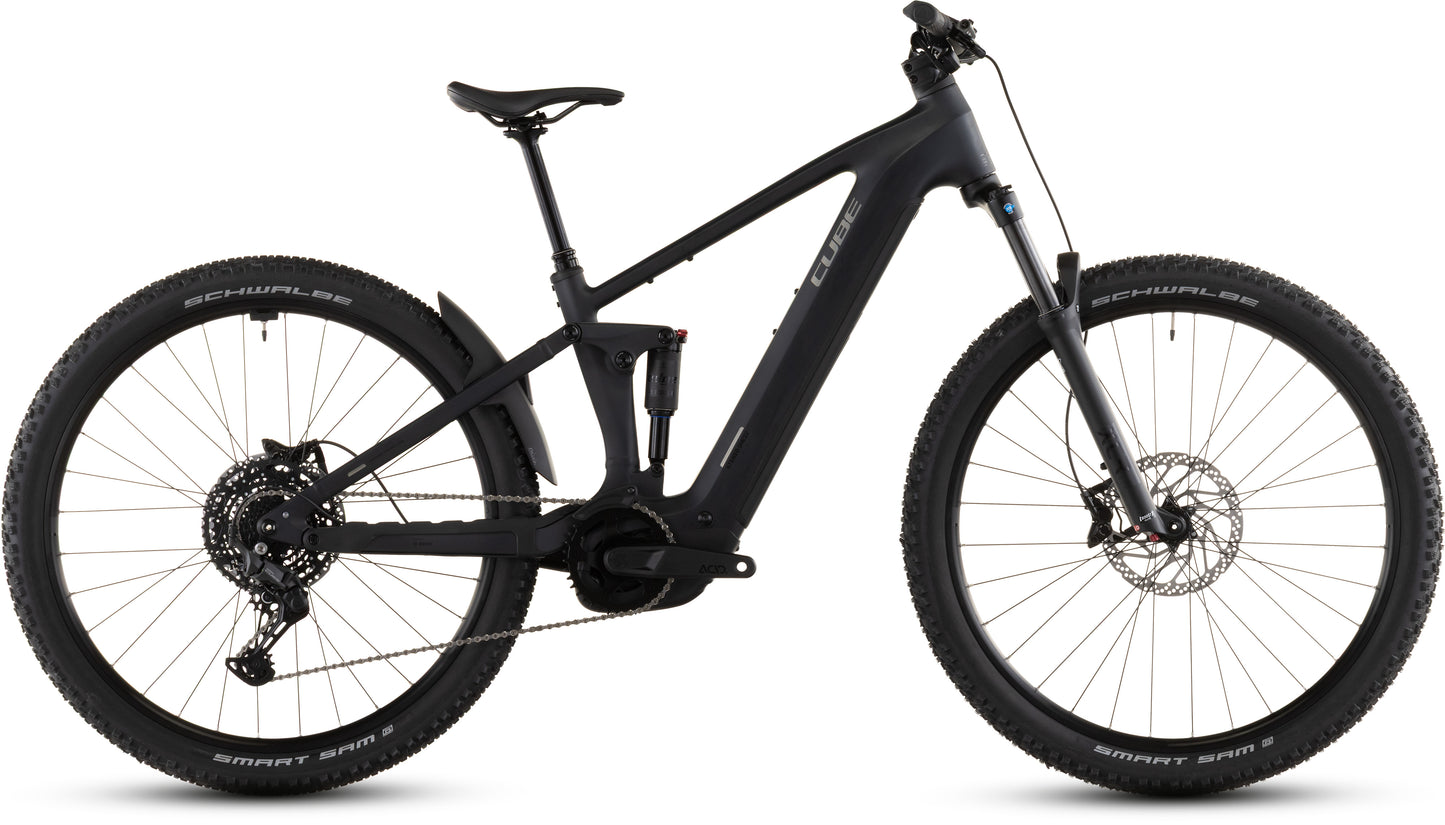 Das CUBE Stereo Hybrid ONE22 Pro 800 night'n'chrome 2026 E-Mountainbike ist mit dicken Reifen, Zentralakku, CUBE Kinematik, Bosch CX-Antrieb, Scheibenbremsen und Vollfederung in mattem Schwarz ausgestattet, hier im Profil auf weißem Grund.
