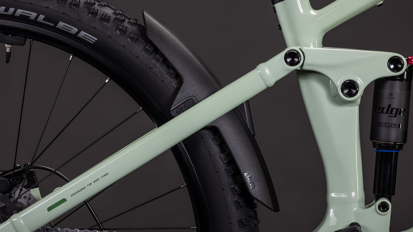 Nahaufnahme des CUBE Stereo Hybrid ONE22 Pro 800 stonegrey'n'black 2026 E-Mountainbike-Rahmens. Hervorzuheben sind die Hinterradfederung, die Schwalbe-Reifen, das schwarze Schutzblech und sichtbare CUBE Kinematik-Details vor einem dunklen, unscharfen Hintergrund.
