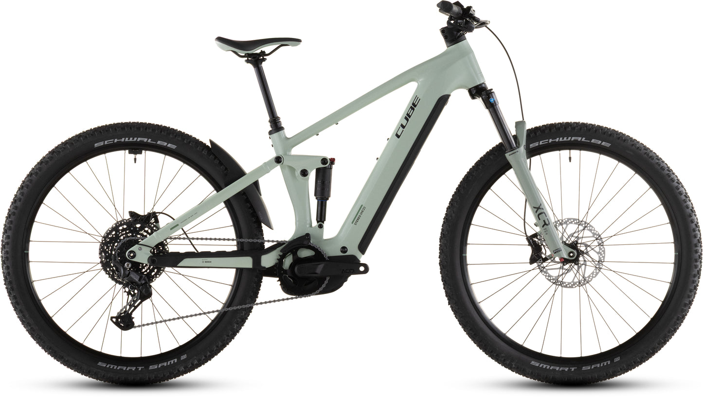 Ein steingraues, schwarzes Cube Stereo Hybrid ONE22 Pro 800 Elektro-Mountainbike von CUBE mit dicken Reifen, Bosch CX-Antrieb, Vollfederung, Scheibenbremsen und einem am Rahmen montierten Zentralakku, seitlich auf weißem Hintergrund abgebildet.