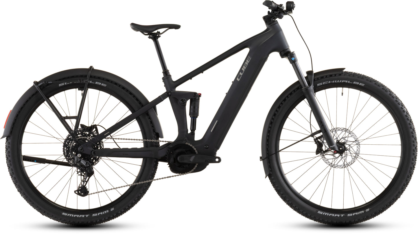 Das CUBE Stereo Hybrid ONE22 Pro 800 FE night'n'chrome 2026 ist ein schwarzes Elektro-Mountainbike mit großen Reifen, Schutzblechen vorne und hinten, einem robusten Rahmen und einem im Unterrohr integrierten 800-Wh-Akku, im Profil auf weißem Grund.