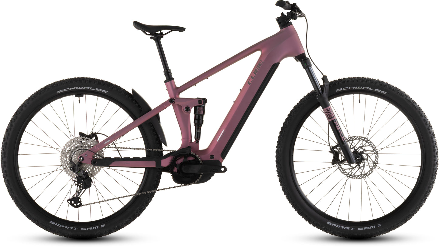 Das CUBE Stereo Hybrid ONE22 Race 800 shiftblush'n'black 2026 ist ein modernes vollgefedertes E-Mountainbike mit dicken Reifen, Scheibenbremsen und einem leistungsstarken Bosch CX-Motor, hier im Seitenprofil auf weißem Hintergrund.