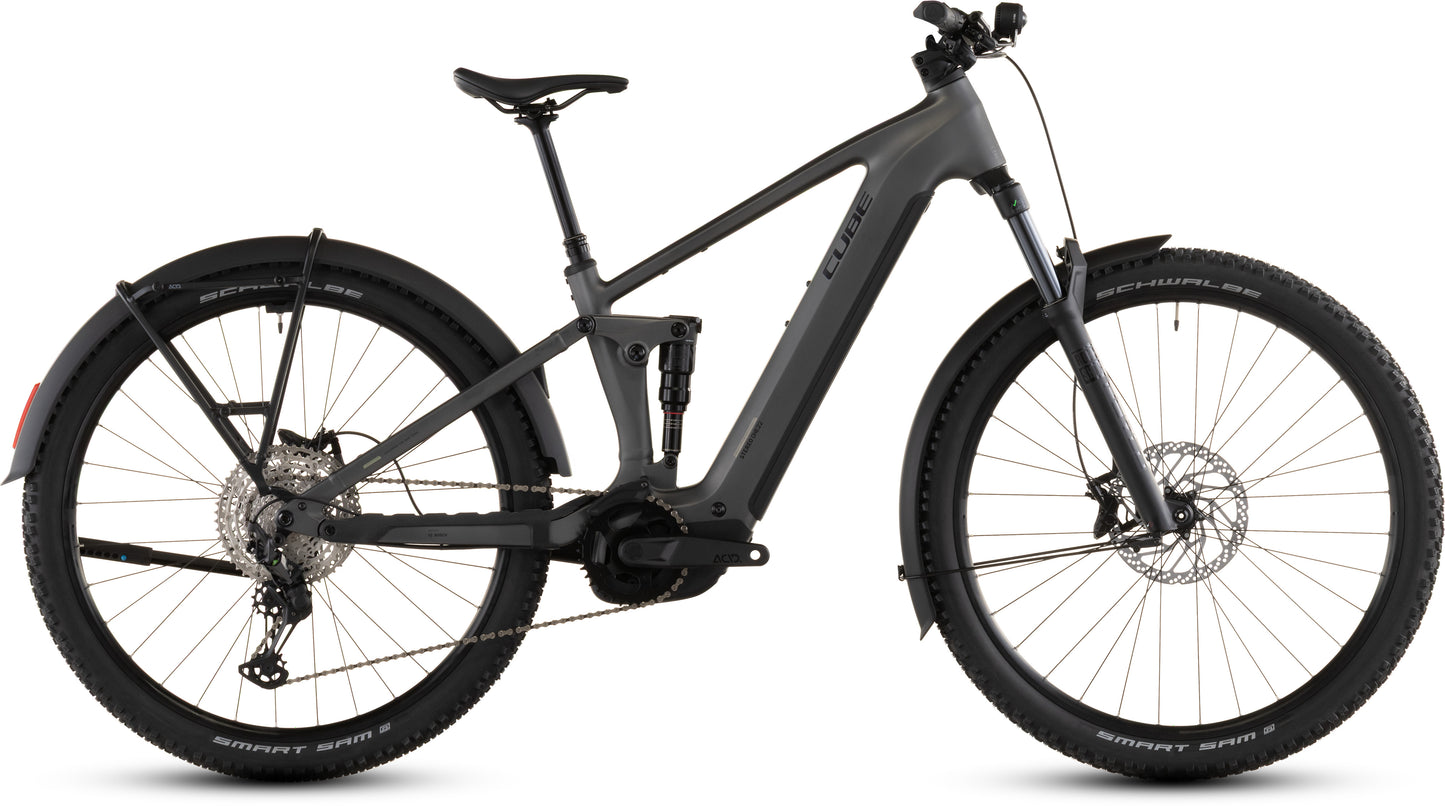 Das CUBE Stereo Hybrid ONE22 Race 800 FE slab grey'n'chrome 2026 E-Mountainbike, ausgestattet mit Vorder- und Hinterradfederung, Bosch CX Motor, Scheibenbremsen, Offroad-Reifen und Schutzblechen, in der Seitenansicht auf weißem Hintergrund.