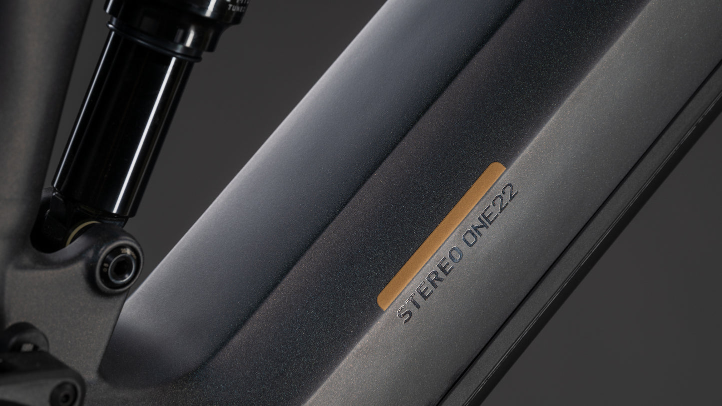 Nahaufnahme eines Cube Stereo Hybrid ONE22 SLT 800 in prizmblack'n'black, die das CUBE Branding auf dem Metallrahmen mit Federung und Bosch CX Antriebssystem zeigt.