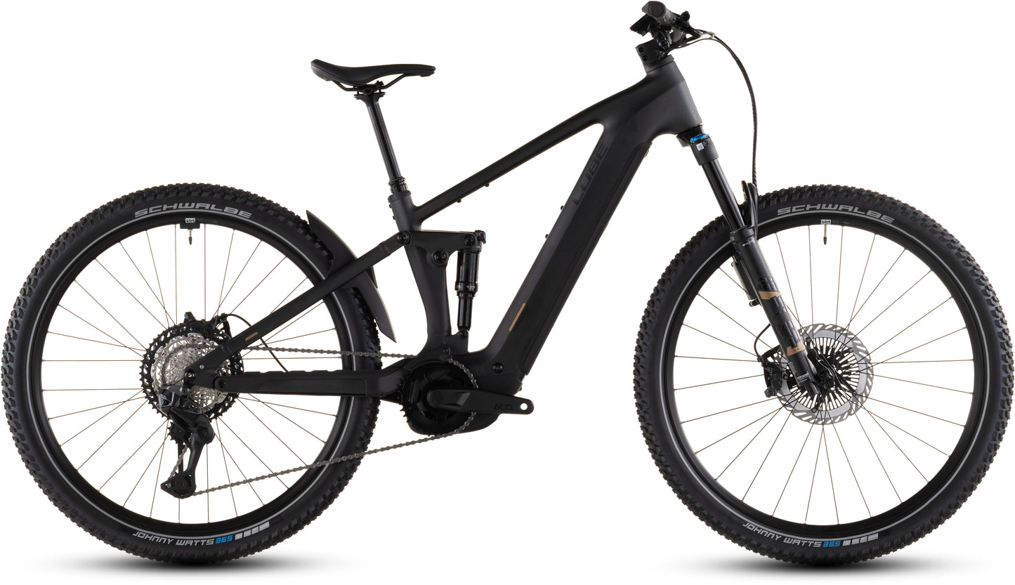 Das CUBE Stereo Hybrid ONE22 SLT 800 prizmblack'n'black 2026 E-Mountainbike verfügt über dicke Stollenreifen, Vorder- und Hinterradfederung, Scheibenbremsen, einen schlanken Rahmen und einen Bosch CX Antrieb - hier in der Seitenansicht vor weißem Hintergrund.