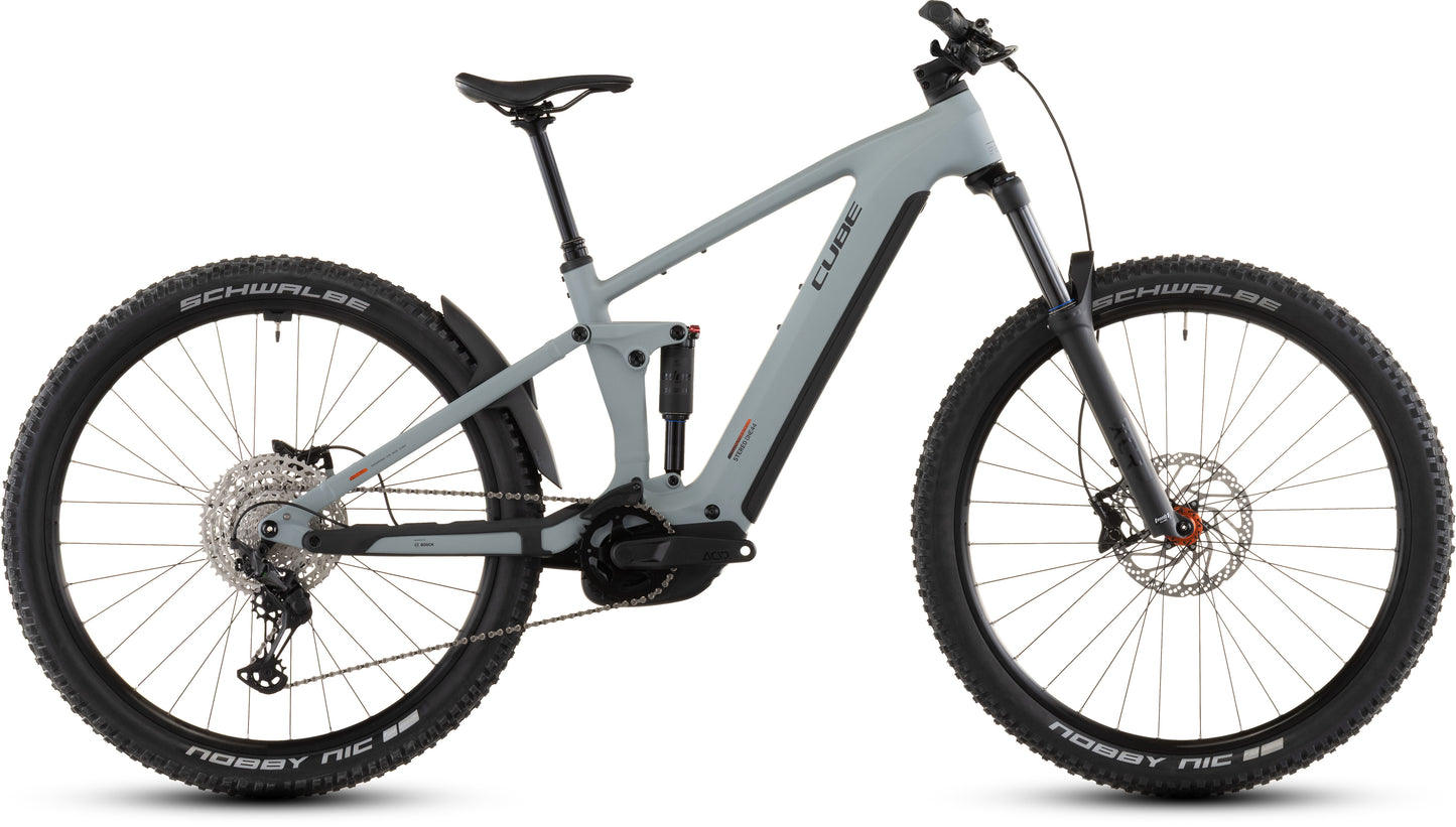 Das CUBE Stereo Hybrid ONE44 Pro 800 vulcan'n'orange 2026 ist ein modernes E-Mountainbike mit Vollfederung, dicken Stollenreifen und einem Bosch CX Motor. Es ist im Profil, nach rechts gerichtet, auf einem schlichten weißen Hintergrund abgebildet.