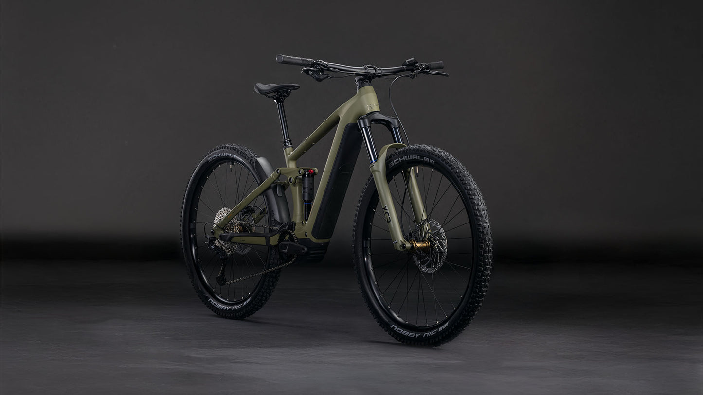 Das CUBE Stereo Hybrid ONE44 Pro 800 dustyolive'n'gold 2026 Mountainbike verfügt über einen modernen, mattolivfarbenen Rahmen, einen flachen Lenker, eine Federung, dicke Stollenreifen und einen leistungsstarken Bosch CX-Motor - perfekt, um jedes Gelände zu bewältigen.