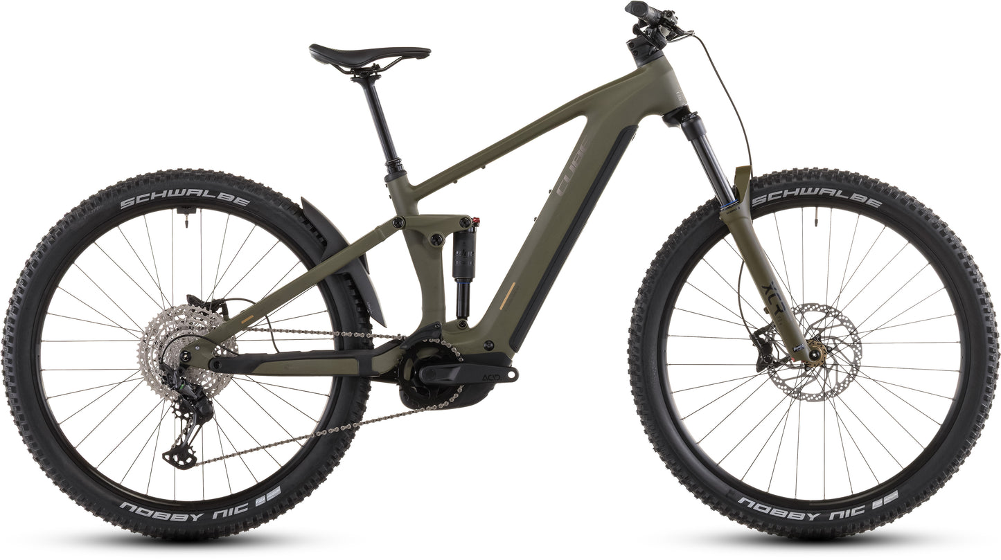Das CUBE Stereo Hybrid ONE44 Pro 800 2026 in dustyolive'n'gold verfügt über eine Vollfederung, schwarze Akzente, dicke Stollenreifen, Scheibenbremsen und einen integrierten Bosch CX-Motor am Rahmen.