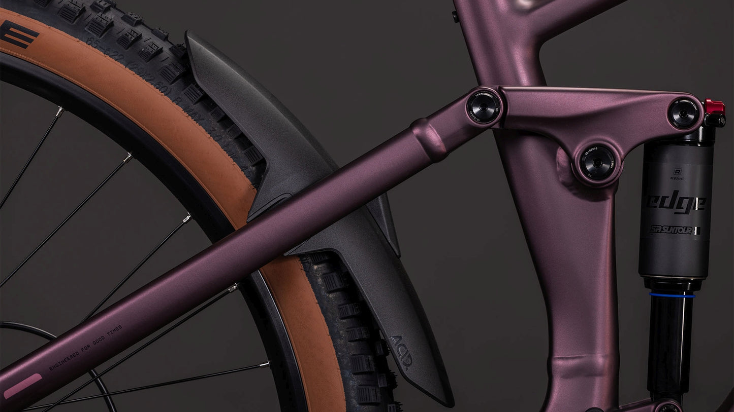 Nahaufnahme des CUBE Stereo Hybrid ONE44 Pro 800 shiftblush'n'raisin 2026 E-Mountainbike-Rahmens in mattem Lila mit Hinterradreifen, schwarzem Schutzblech, Federungssystem, brauner Seitenwand und Bosch CX-Motor vor dunklem Hintergrund.