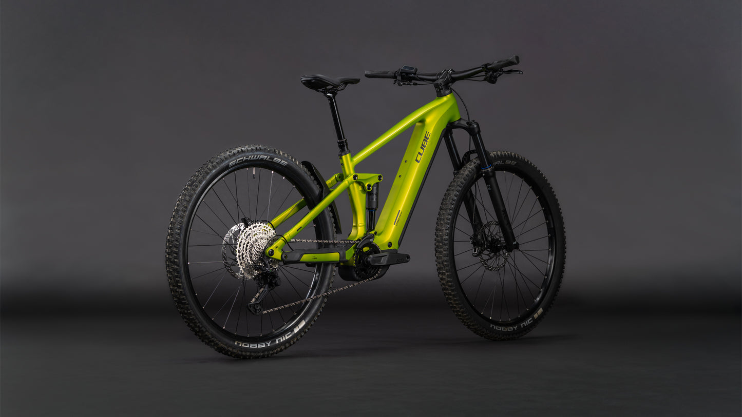 Das CUBE Stereo Hybrid ONE44 Pro 800 lizard'n'black 2026 Mountainbike zeichnet sich durch einen leuchtend gelb-grünen Rahmen, einen Bosch CX-Motor, einen schwarzen Sattel und Lenker, Noppenreifen, Scheibenbremsen und freiliegende Schaltkomponenten vor einem dunkelgrauen Hintergrund aus.