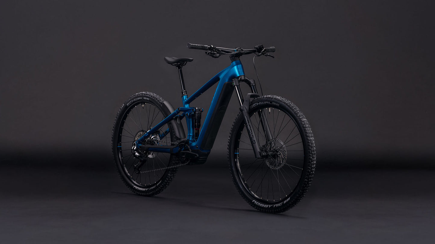Das CUBE Stereo Hybrid ONE44 EX 800 electricblue'n'blue 2026 ist ein modernes E-MTB Fully mit dicken Reifen, einem stabilen Rahmen, Vorderradfederung und Bosch CX Antrieb, das sich vor einem dunklen, nahtlosen Hintergrund präsentiert.