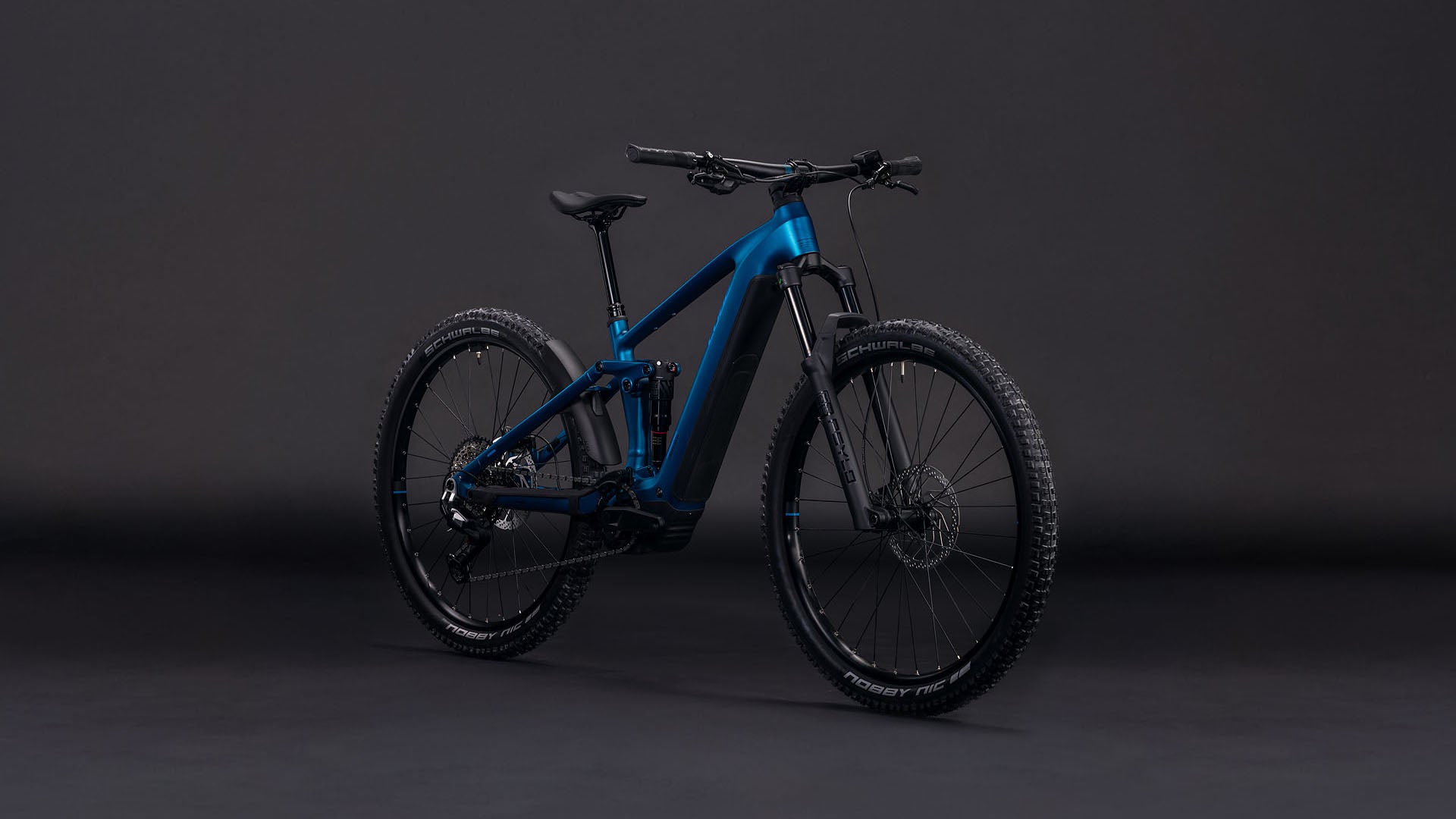 Das CUBE Stereo Hybrid ONE44 EX 800 electricblue'n'blue 2026 ist ein modernes E-MTB Fully mit dicken Reifen, einem stabilen Rahmen, Vorderradfederung und Bosch CX Antrieb, das sich vor einem dunklen, nahtlosen Hintergrund präsentiert.