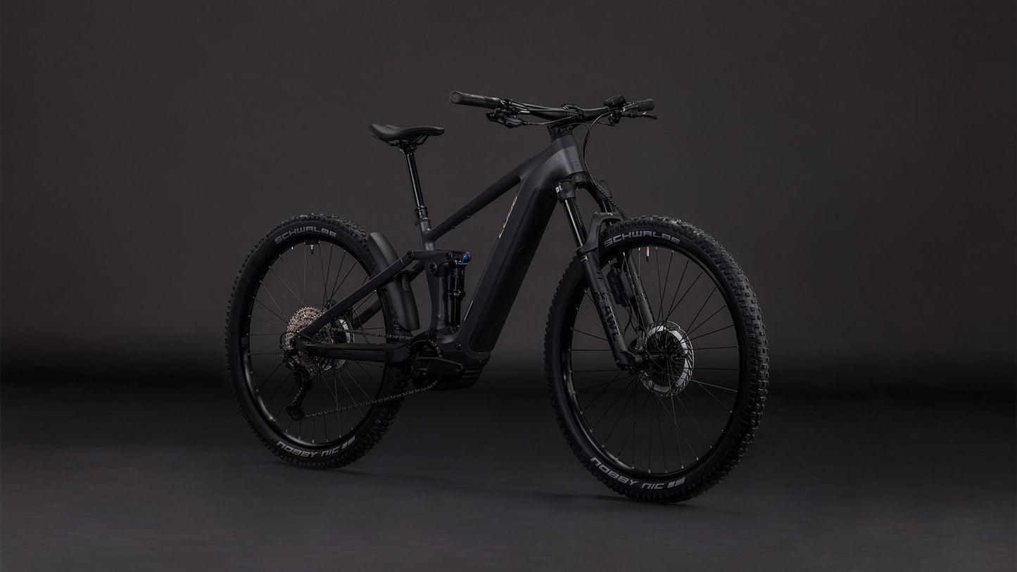 Das CUBE Stereo Hybrid ONE44 EXC 800 irongrey'n'chrome 2026, ein vollgefedertes Mountainbike mit Scheibenbremsen, dicken Reifen und einem Bosch CX Motor mit 800 Wh PowerTube Akku, wird vor einem dunklen, nahtlosen Hintergrund gezeigt.