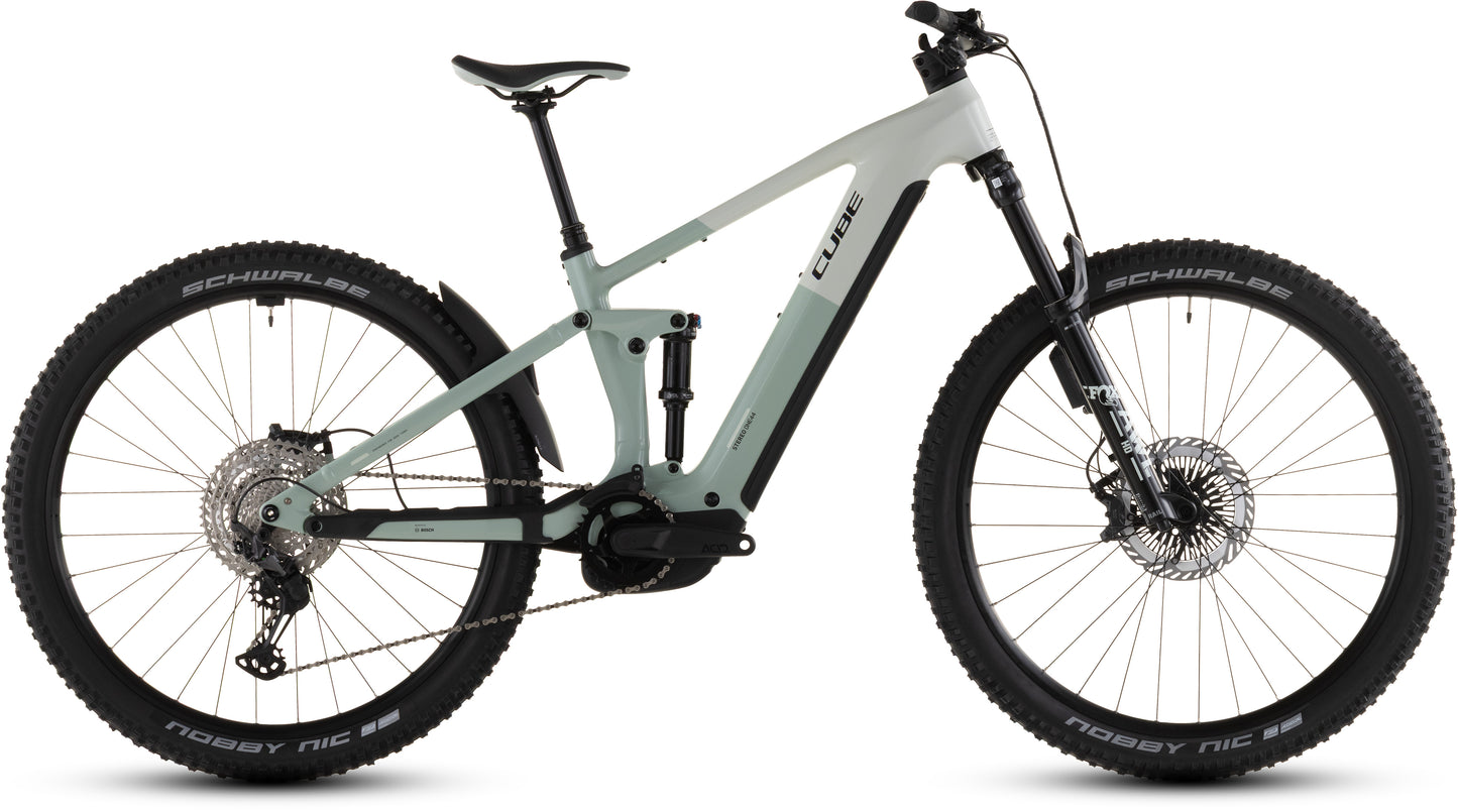 Das CUBE Stereo Hybrid ONE44 EXC 800 desertstone'n'driedherbs 2026 ist ein modernes vollgefedertes E-Mountainbike mit Desertstone-Rahmen, schwarzem Lenker, Knobby-Reifen und nahtlos integriertem Bosch CX Motor und 800 Wh PowerTube Akku.