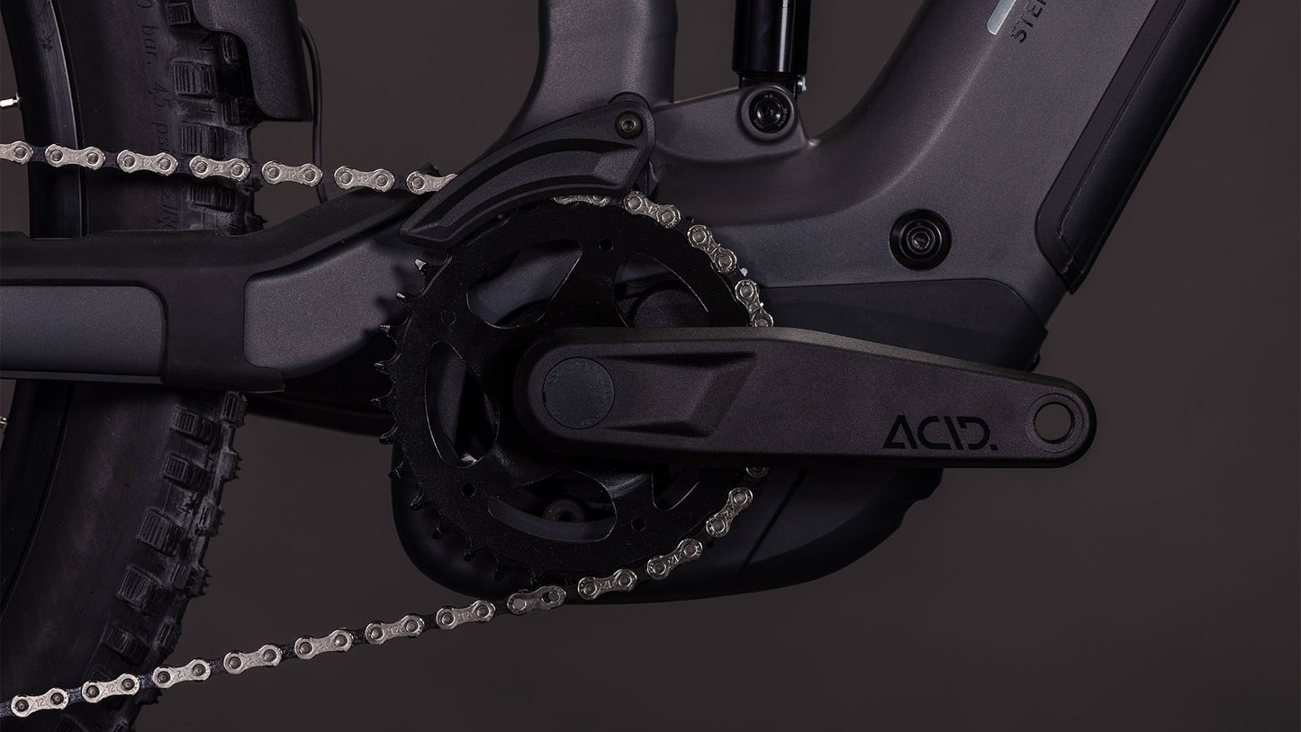 Eine Nahaufnahme der Kette am CUBE Stereo Hybrid ONE44 EXC 800 FE irongrey'n'chrome 2026 zeigt die nahtlose Integration mit dem leistungsstarken Bosch CX Motor.