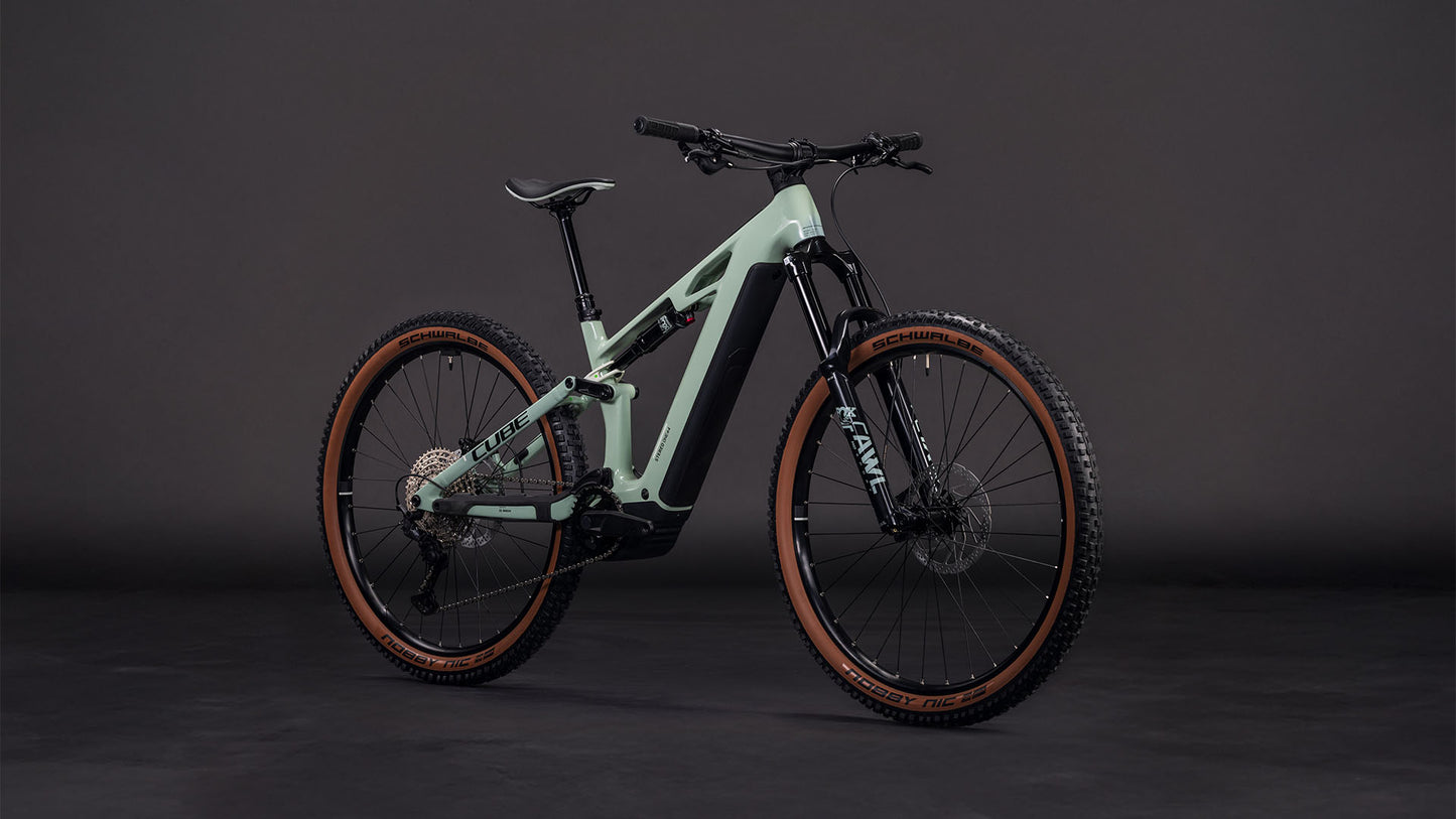 Das CUBE Stereo Hybrid ONE44 HPC Race 800 in driedherbs'n'black (2026) ist ein modernes Mountainbike mit breiten Stollenreifen, Vorderradfederung und einem leistungsstarken Bosch CX-Motor auf dunklem Grund.
