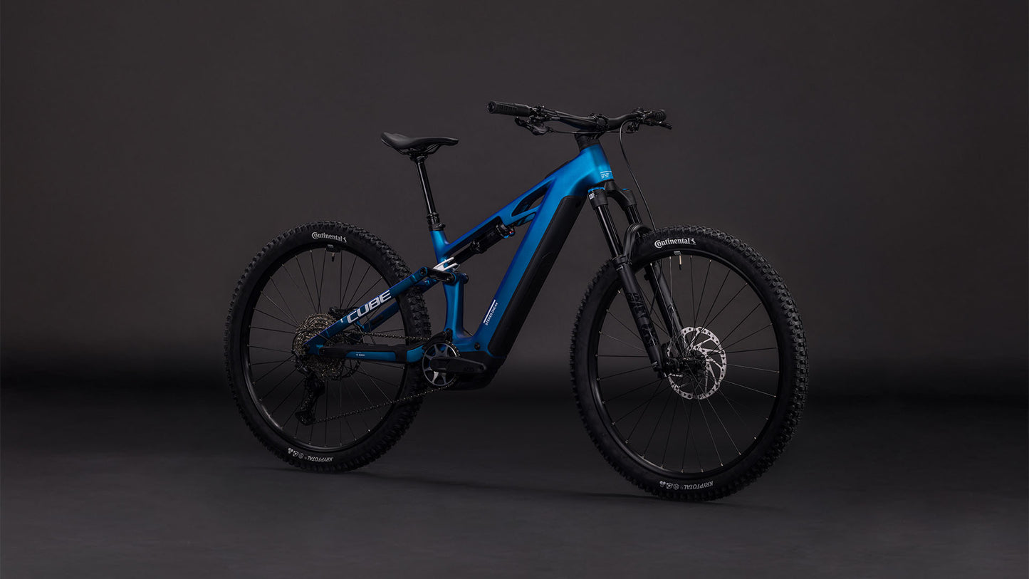 Das CUBE Stereo Hybrid ONE44 HPC SLX 800 nebula'n'white 2026 E-Bike verfügt über dicke Reifen, Scheibenbremsen, einen modernen Rahmen und einen leistungsstarken Bosch CX-Motor, der vor einem dunklen, neutralen Hintergrund steht.