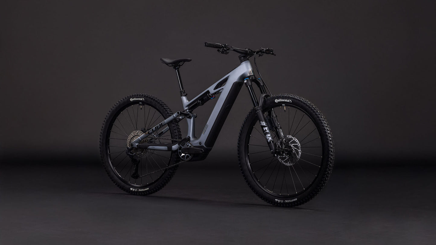 Das CUBE Stereo Hybrid ONE44 HPC SLX Evo 800 (slategrey'n'black, 2026) ist ein modernes vollgefedertes E-MTB mit dicken Reifen, einem Bosch CX-Motor und einem mattgrauen und schwarzen Rahmen - präsentiert vor einem dramatischen dunklen Studiohintergrund.