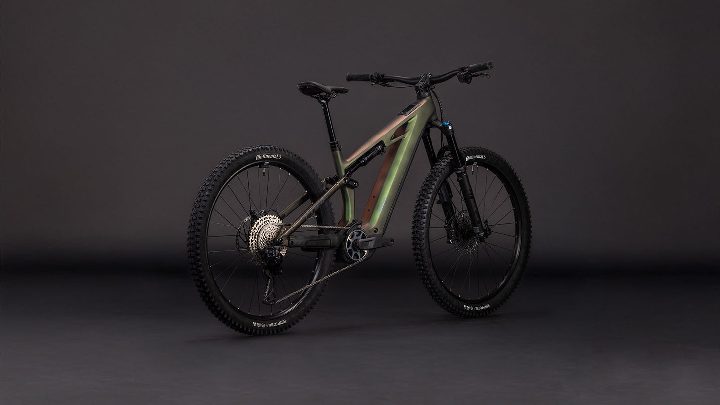 Das CUBE Stereo Hybrid ONE44 HPC SLX Evo 800 stellar'n'grey 2026 hebt sich mit einem metallisch schimmernden Rahmen und schwarzen Details von einem dunklen Hintergrund ab. Bosch CX Motor, robuste Reifen und kantiges Design unterstreichen die Eigenschaften dieses modernen E-MTBs.
