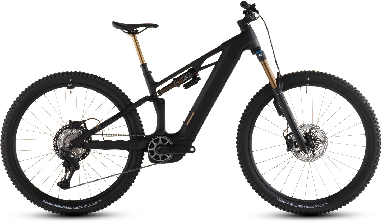 Ein CUBE Stereo Hybrid ONE44 HPC AT 800 carbon'n'gold 2026 vollgefedertes E-Mountainbike mit dicken Stollenreifen und einem robusten Rahmen mit Dämpfern vorne und hinten, seitlich vor einem weißen Hintergrund.