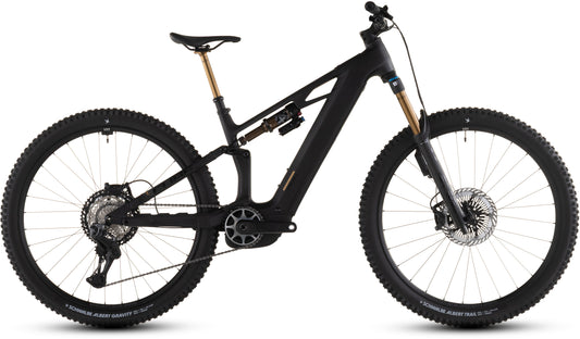 Ein CUBE Stereo Hybrid ONE44 HPC AT 800 carbon'n'gold 2026 vollgefedertes E-Mountainbike mit dicken Stollenreifen und einem robusten Rahmen mit Dämpfern vorne und hinten, seitlich vor einem weißen Hintergrund.