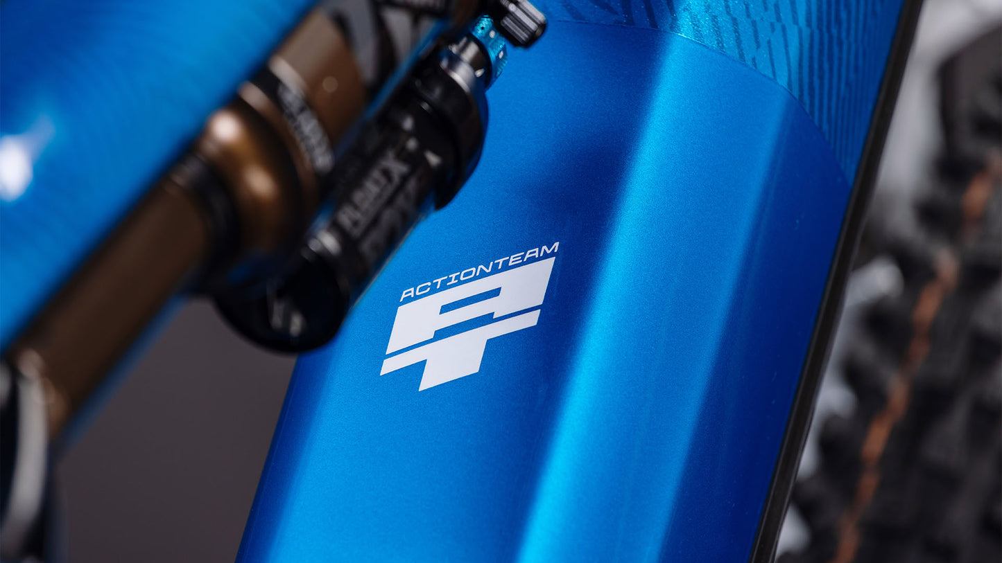 Nahaufnahme des Cube Stereo Hybrid ONE44 HPC AT 800 actionteam 2026 E-Mountainbike-Rahmens von CUBE mit dem weißen ACTIONTEAM-Logo, den stilisierten AT-Buchstaben, der Federung, den Reifen und dem Bosch CX-Motor.
