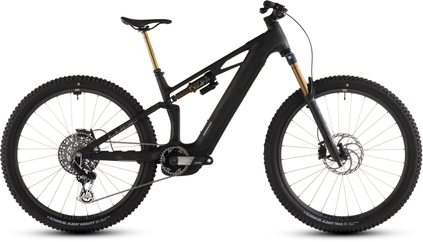 Das CUBE Stereo Hybrid ONE44 HPC SLT 800 carbongrid'n'chrome 2026, ein All-Mountain E-Bike mit dicker Bereifung, goldener Vordergabel, Dämpfer, Bosch CX-R Motor, 800 Wh Akku und großem Rahmen ist von der Seite vor weißem Hintergrund zu sehen.