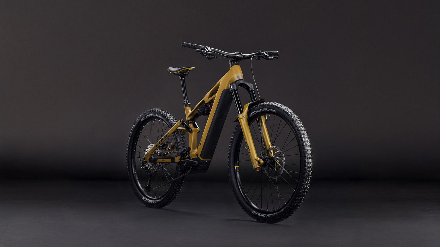 Das CUBE Stereo Hybrid ONE77 HPC Race 800 2026 in willowgreen'n'black steht vor einem dunklen Hintergrund. Es verfügt über einen vollgefederten Rahmen, dicke Reifen, Scheibenbremsen und eine Shimano XT 12-fach Schaltung für beste Performance.