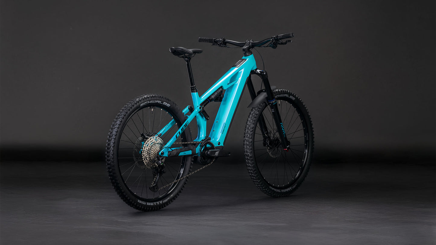 Das CUBE Stereo Hybrid ONE77 HPC Race 800 swimmingpool'n'black 2026 Elektro-Mountainbike ist vor einem dunklen Hintergrund abgebildet, der den schlanken Rahmen, die robusten Stollenreifen, den Bosch CX-Motor und die moderne Shimano XT 12-fach Schaltung hervorhebt.