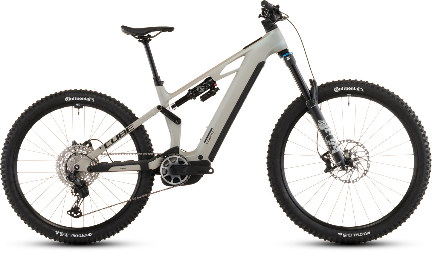 Das CUBE Stereo Hybrid ONE77 HPC SLX 800 glintsand'n'black 2026 ist ein modernes vollgefedertes E-MTB mit dicken Reifen, Bosch CX-Motor, Scheibenbremsen, Zentralbatterie und Fox-Federung, abgebildet in der Seitenansicht in Hellgrau/Schwarz auf weißem Grund.