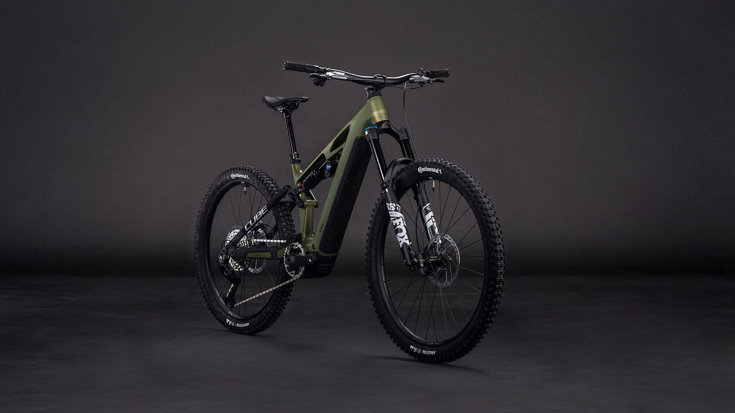 Das CUBE Stereo Hybrid ONE77 HPC TM 800 reedgreen'n'matrix 2026, ein modernes, mattgrünes, vollgefedertes Mountainbike mit Sram GX Eagle-Getriebe und schwarzen Komponenten, wird auf einem dunklen, nahtlosen Hintergrund dargestellt.