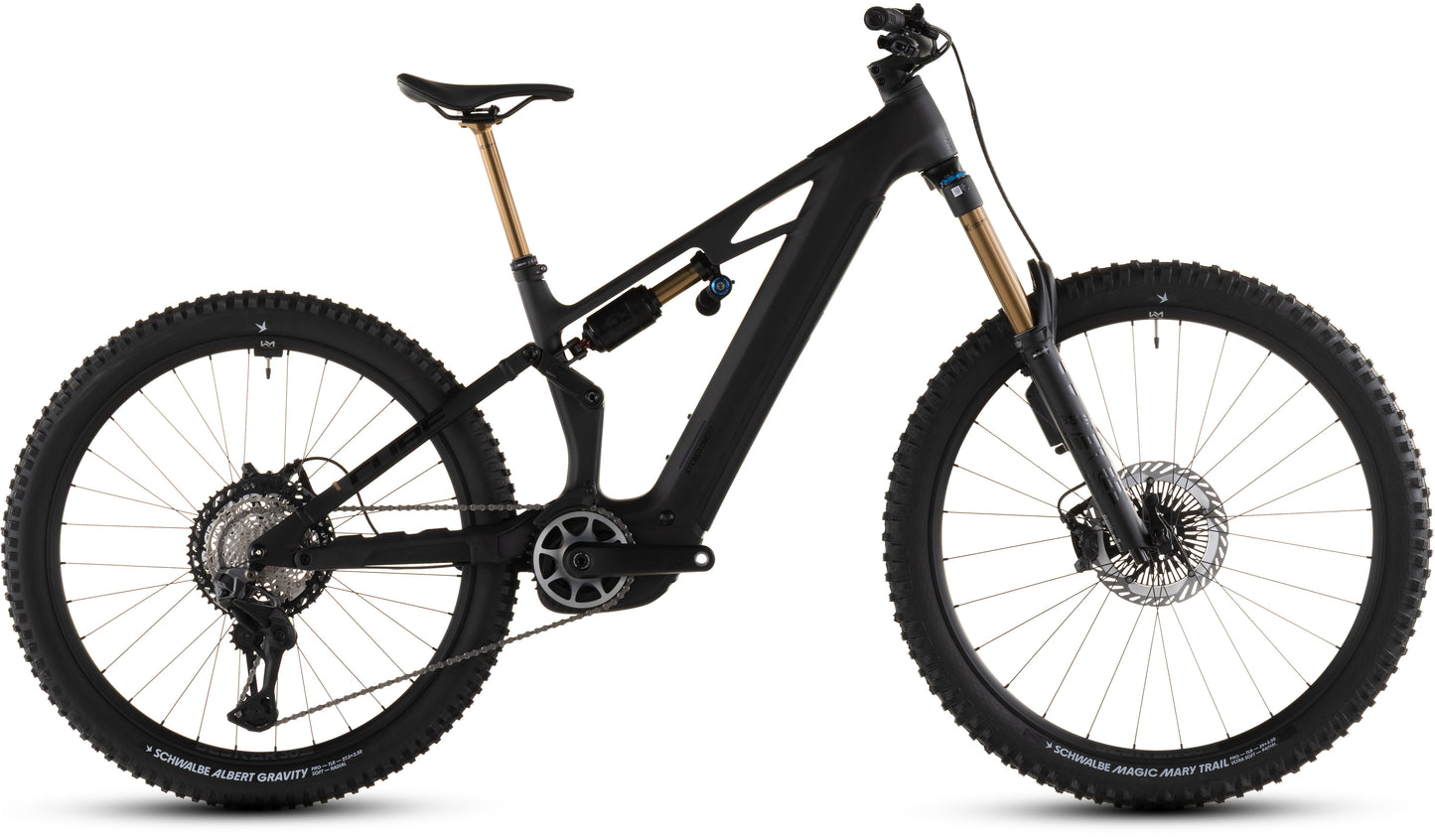 Ein CUBE Stereo Hybrid ONE77 HPC AT 800 carbon'n'gold 2026 vollgefedertes E-Mountainbike in schwarz mit goldener Vorderradgabel, Bosch CX-Motor, Shimano XT Di2, hinterem Stoßdämpfer und Stollenreifen im Profil auf weißem Hintergrund.