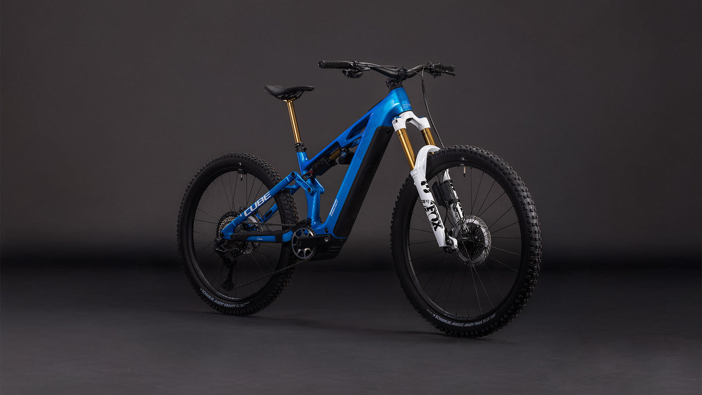 Das CUBE Stereo Hybrid ONE77 HPC AT 800 actionteam 2026 Mountainbike ist auf einem dunklen Hintergrund abgebildet. Es verfügt über ein modernes blau-schwarzes Design, eine Vollfederung, große Stollenreifen, einen schlanken Rahmen und eine elektronische Shimano XT Di2-Schaltung.