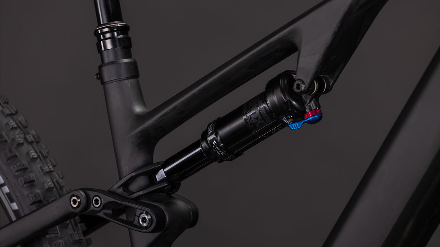 Nahaufnahme des CUBE AMS Hybrid ONE44 C:62 Pro 400X blackline 2026 Mountainbike-Rahmens mit dem hinteren Federbein und dem Gestänge vor einem dunklen Hintergrund.