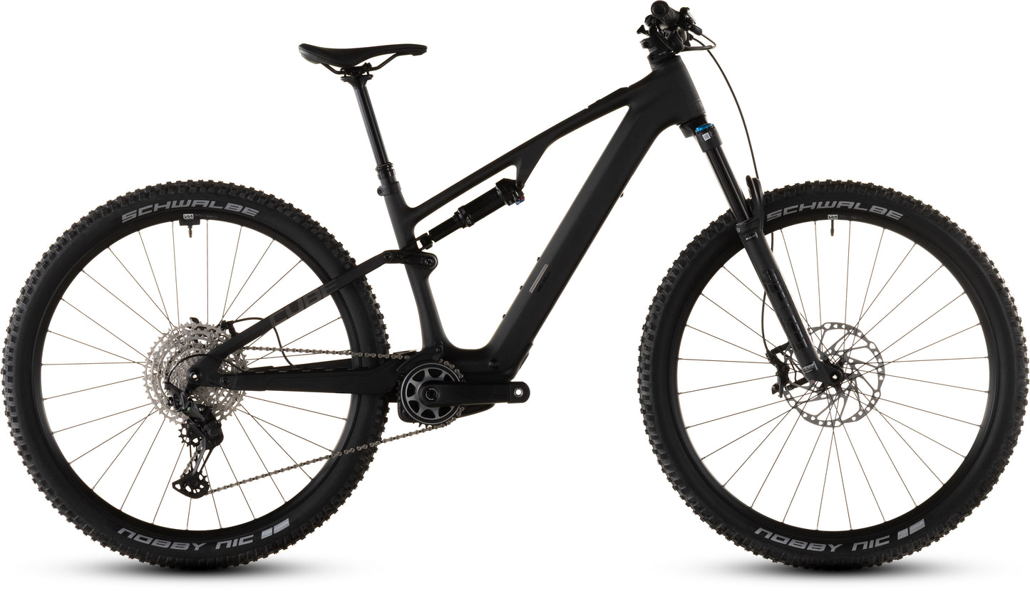Das CUBE AMS Hybrid ONE44 C:62 Pro 400X blackline 2026 ist ein schwarzes, vollgefedertes Mountainbike mit einem Carbonrahmen, großen Stollenreifen, Scheibenbremsen und einer Federgabel, abgebildet im Profil auf weißem Hintergrund.
