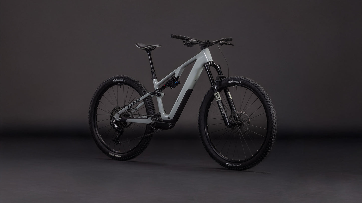 Das CUBE AMS Hybrid ONE44 C:62 Race 400X reedbeige'n'black 2026 ist ein vollgefedertes Mountainbike mit einem schnittigen C:62 Carbonrahmen, einem Bosch SX Motor, dicken Stollenreifen und stylischen schwarzen Akzenten auf dunklem Grund.