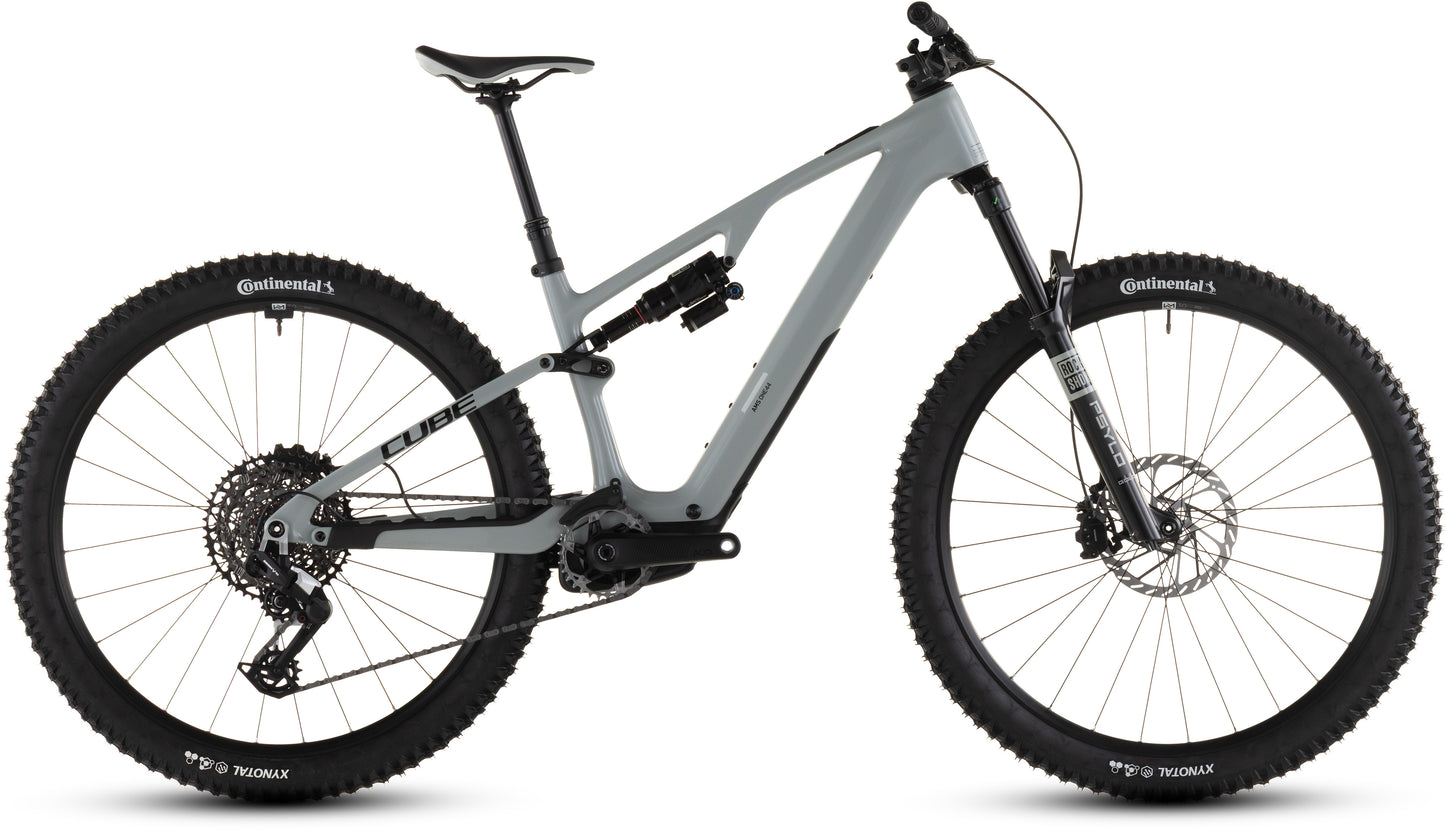 Das CUBE AMS Hybrid ONE44 C:62 Race 400X in reedbeige'n'black (2026) zeichnet sich durch ein modernes Vollfederungsdesign, einen matten C:62 Carbonrahmen, große Stollenreifen, Scheibenbremsen und einen schwarzen Sattel aus, hier im Profil vor weißem Hintergrund.