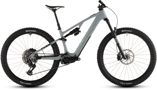 Das CUBE AMS Hybrid ONE44 C:62 Race 400X in reedbeige'n'black (2026) zeichnet sich durch ein modernes Vollfederungsdesign, einen matten C:62 Carbonrahmen, große Stollenreifen, Scheibenbremsen und einen schwarzen Sattel aus, hier im Profil vor weißem Hintergrund.