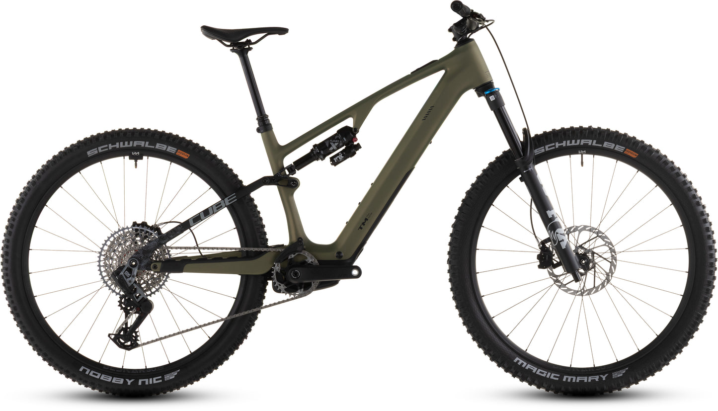 Das CUBE AMS Hybrid ONE44 C:68X TM 400X reedgreen'n'matrix 2026 ist ein vollgefedertes Carbon-E-Mountainbike mit mattgrünem Rahmen, schwarzen Laufrädern, dicken Schwalbe-Reifen, Bosch SX-Motor und robuster Federung für anspruchsvolle Trails.