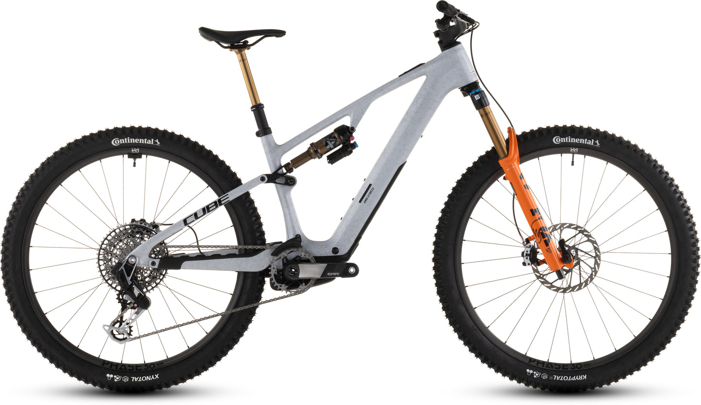 Das CUBE AMS Hybrid ONE44 C:68X SUPER TM 400X (foggrey'n'fibre, 2026) ist ein modernes All-Mountain-Bike mit grauem Carbonrahmen, orangefarbener Gabel, schwarzem Sattel, großen Stollenreifen, Scheibenbremsen und Dämpfer - perfekt für jedes Terrain.