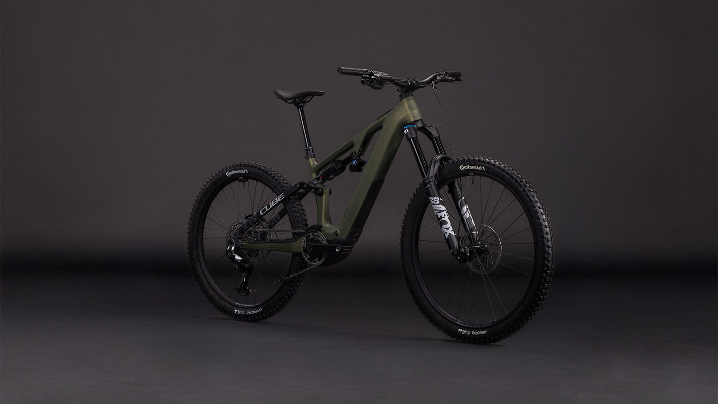 Ein mattes, schilfgrünes Cube AMS Hybrid 177 C:62 TM 600X E-Mountainbike von CUBE steht vor einem dunklen Hintergrund und ist mit großen Stollenreifen, einer Fox-Federgabel, Scheibenbremsen und einem leistungsstarken Bosch CX-Motor ausgestattet.