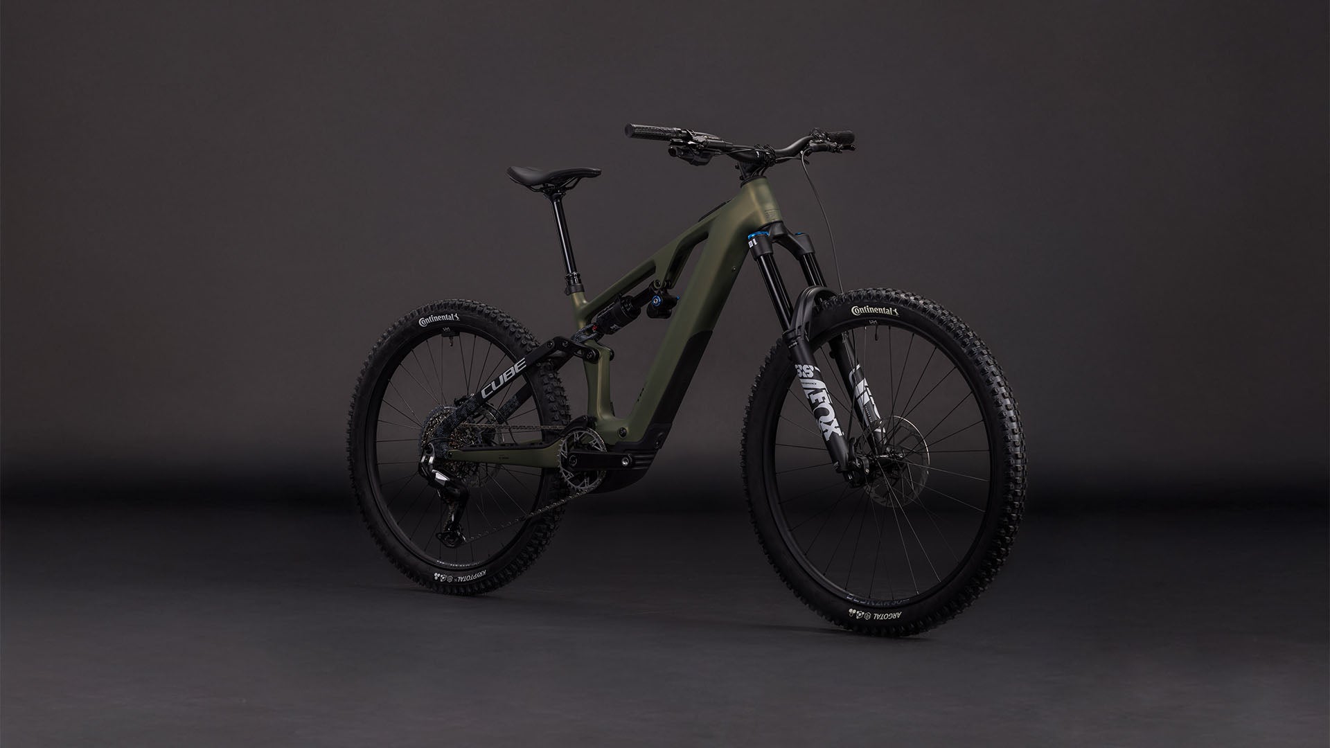 Ein mattes, schilfgrünes Cube AMS Hybrid 177 C:62 TM 600X E-Mountainbike von CUBE steht vor einem dunklen Hintergrund und ist mit großen Stollenreifen, einer Fox-Federgabel, Scheibenbremsen und einem leistungsstarken Bosch CX-Motor ausgestattet.