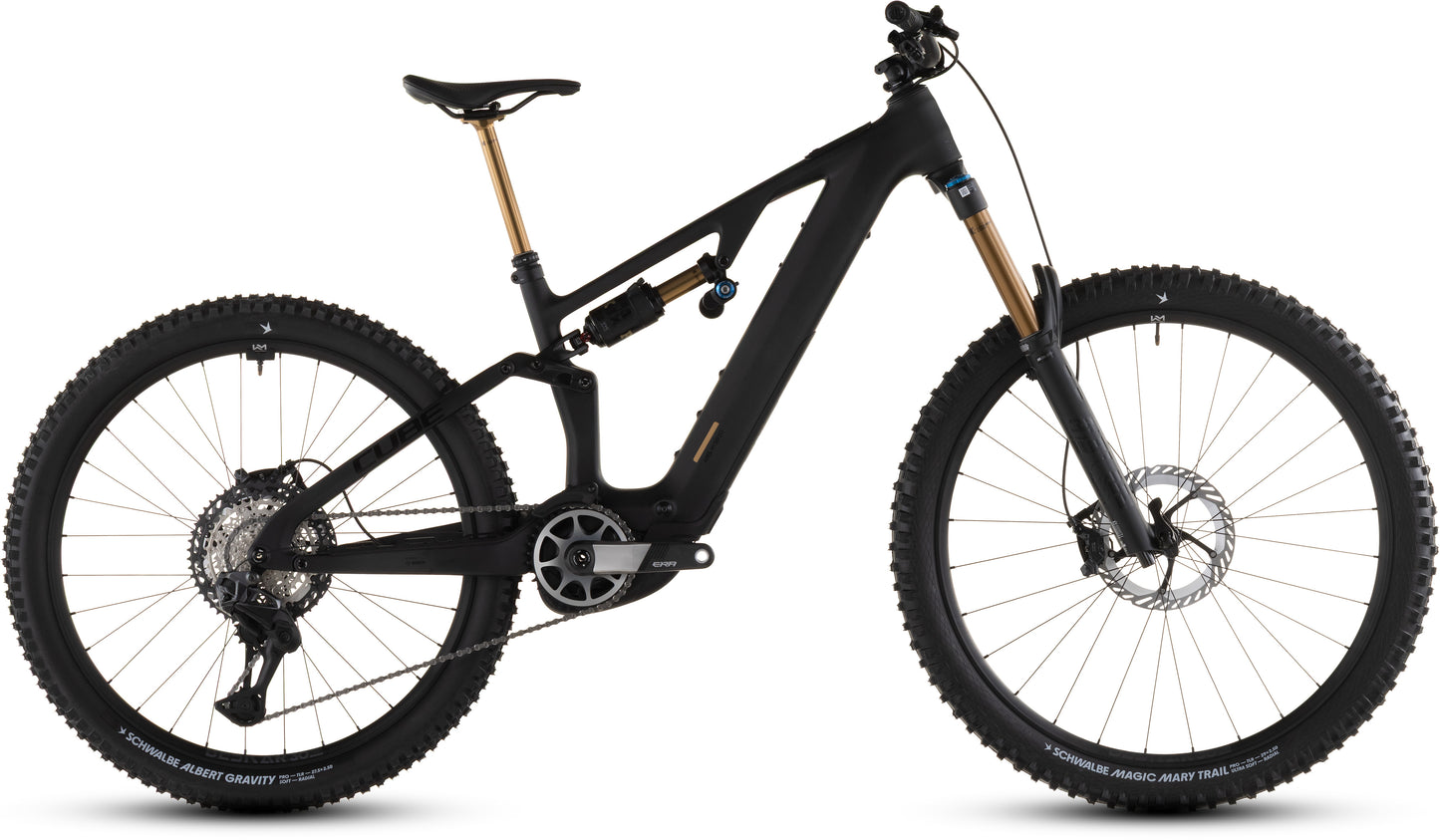 Ein CUBE AMS Hybrid 177 C:62 AT 600X carbon'n'gold 2026 vollgefedertes e-MTB mit dicken Noppenreifen, Scheibenbremsen, Bosch CX-R Motor und einer goldenen Vordergabel wird von der Seite auf weißem Hintergrund gezeigt.