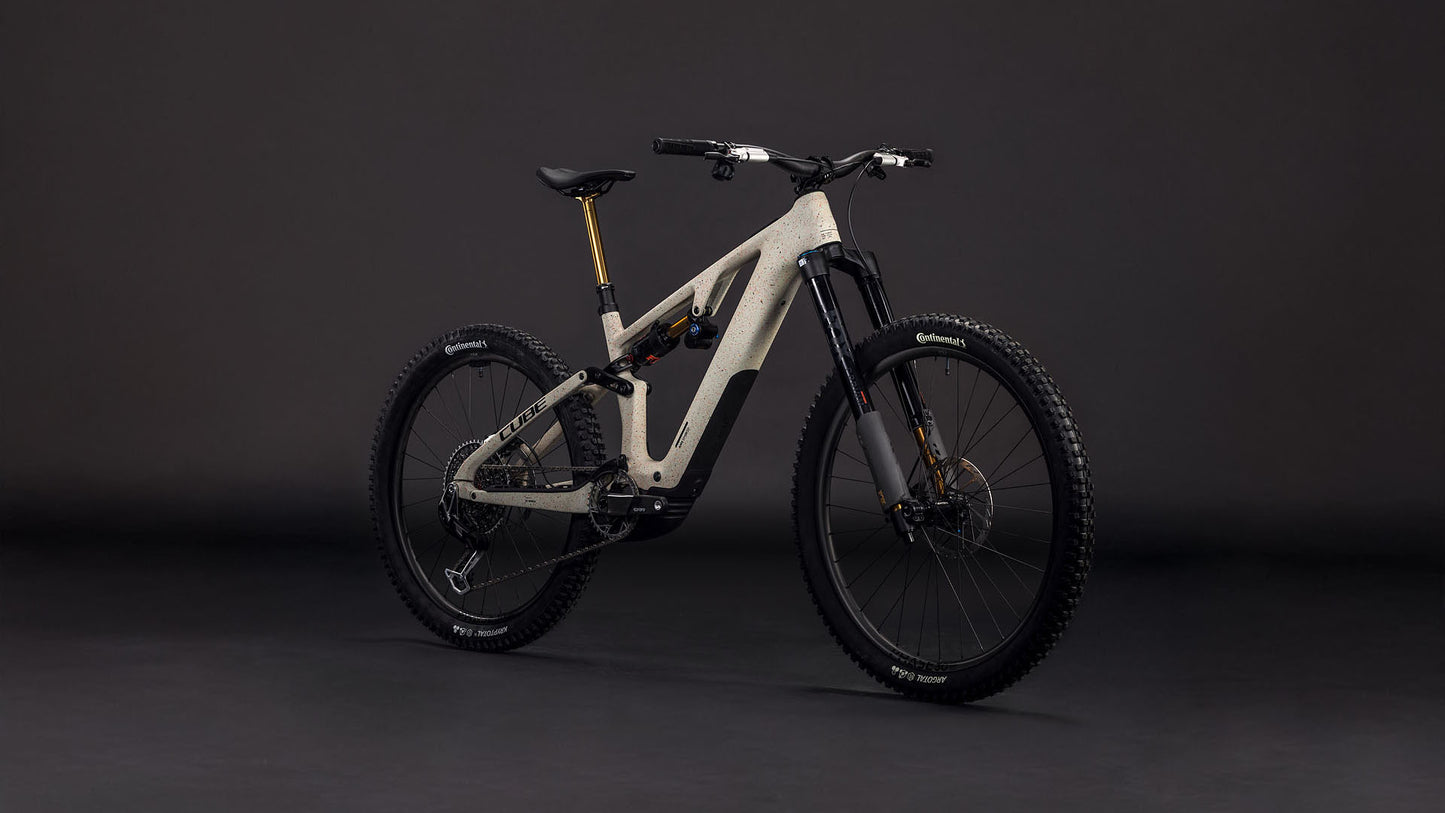 Das CUBE AMS Hybrid 177 C:62 SUPER TM 600X in reedbeigegrit'n'orange (2026) ist ein modernes, vollgefedertes Mountainbike mit breiten Stollenreifen, High-End-Komponenten und leichtgängiger Sram XX Eagle-Schaltung.
