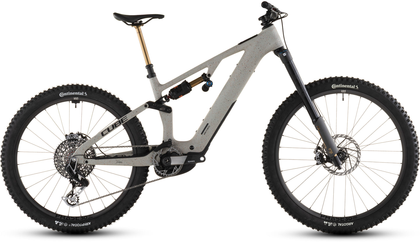 Das CUBE AMS Hybrid 177 C:62 SUPER TM 600X reedbeigegrit'n'orange 2026 ist ein vollgefedertes E-Mountainbike mit 170 mm Federweg, Scheibenbremsen, grobstolligen Reifen, einem Bosch CX-R Motor zur Tretunterstützung, Sram XX Eagle Getriebe und einem schwarzen Sattel.