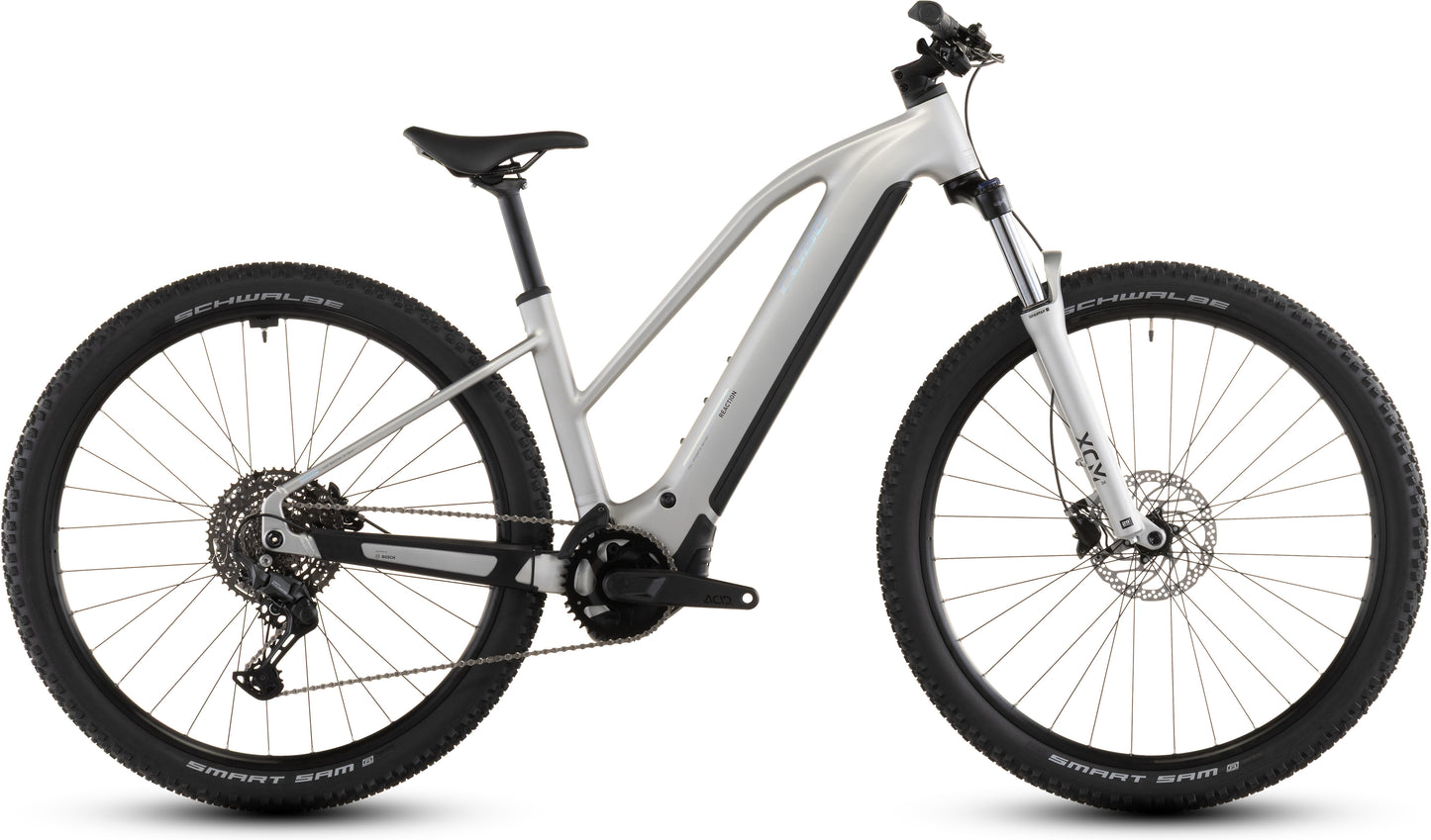 Das CUBE Cube Reaction Hybrid ONE 800 sleekgrey'n'prism Trapeze 2026 E-Bike verfügt über breite Stollenreifen, einen Bosch-Motor, eine Federgabel und einen integrierten 800-Wh-Akku; abgebildet im Seitenprofil auf weißem Hintergrund.