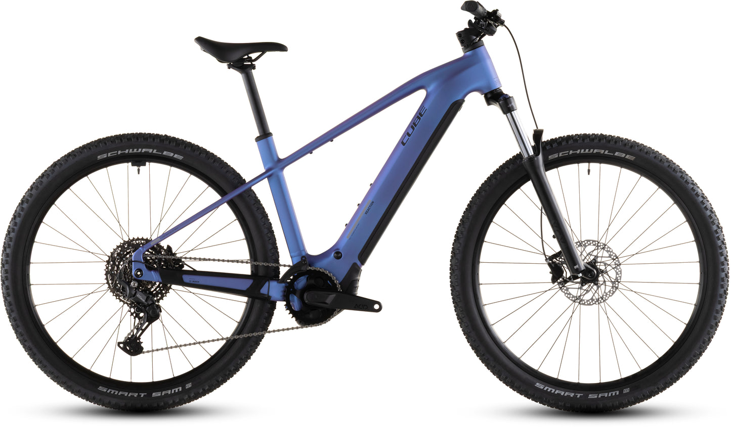 Das CUBE Reaction Hybrid ONE 800 blueiris'n'reflect 2026 Elektro-Mountainbike verfügt über dicke Reifen, Scheibenbremsen, einen stabilen Rahmen, einen integrierten Bosch-Motor und einen 800 Wh Akku. Abgebildet von der Seite auf einem weißen Hintergrund.