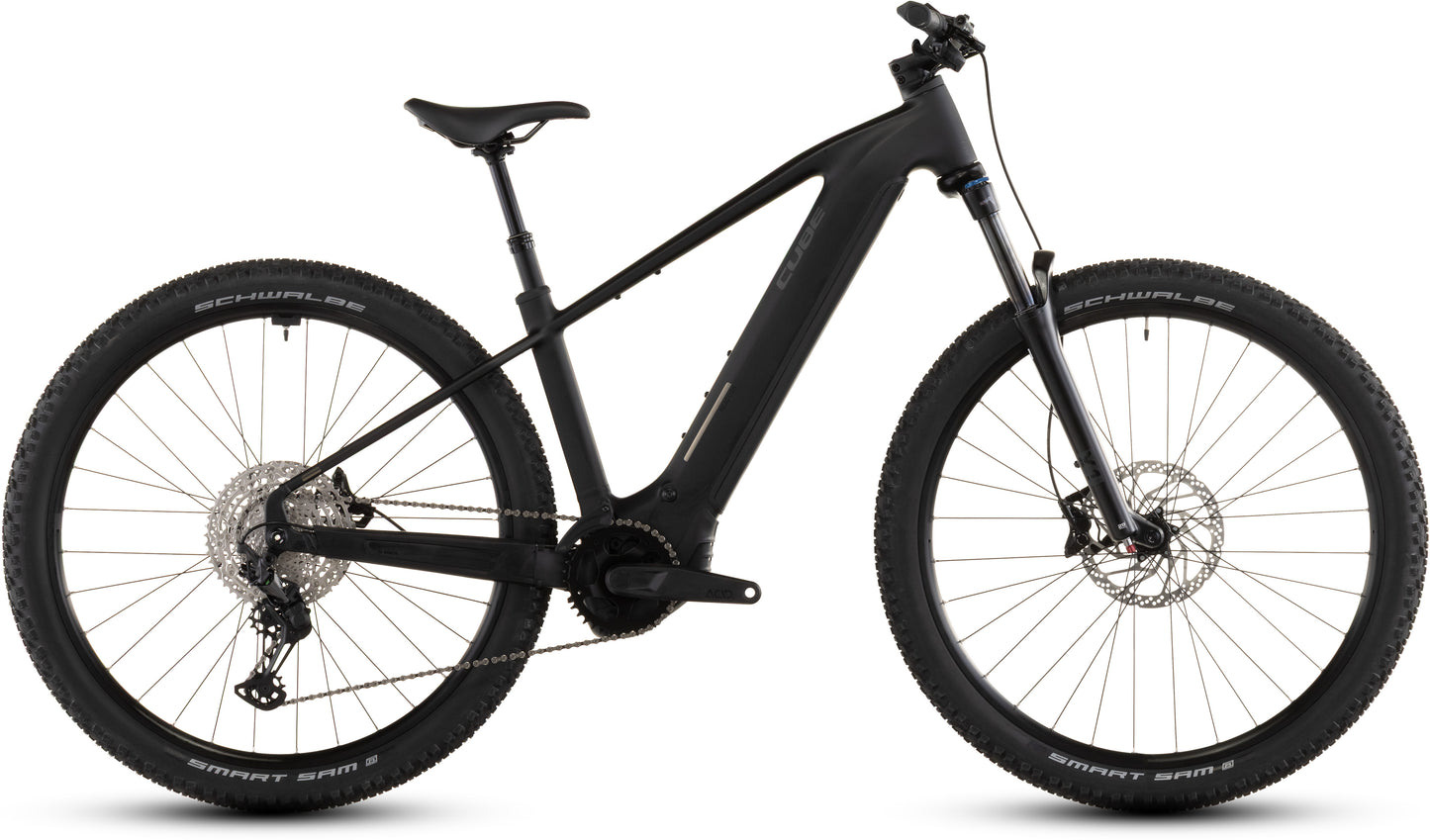 Das CUBE Reaction Hybrid Pro 800 blackline 2026 E-Mountainbike ist von der Seite auf weißem Grund abgebildet und verfügt über dicke Reifen, eine Vorderradfederung, ein abgeschrägtes Oberrohr, einen 800 Wh Akku und einen Bosch CX Antrieb für kraftvolle Trail-Performance.